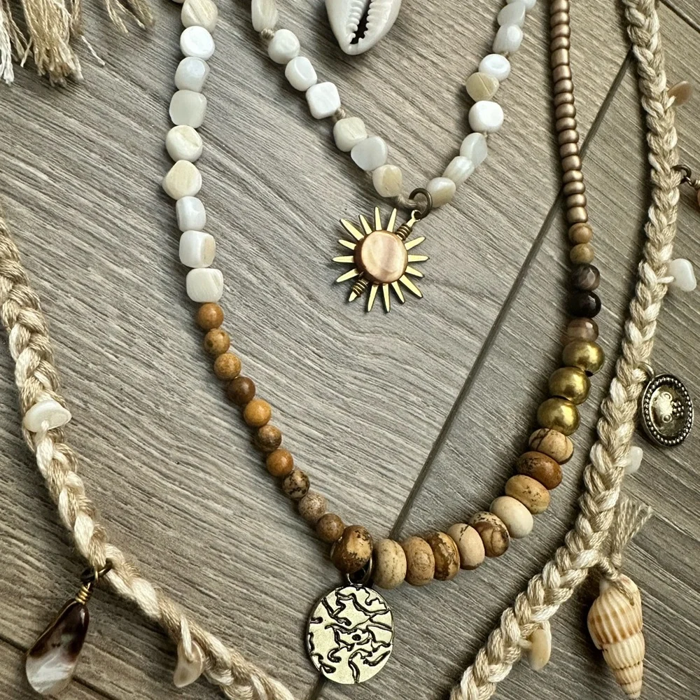 NWT Free People & Ariana Ost River Layer Necklace in Gold and Cream - Picture 9 of 12